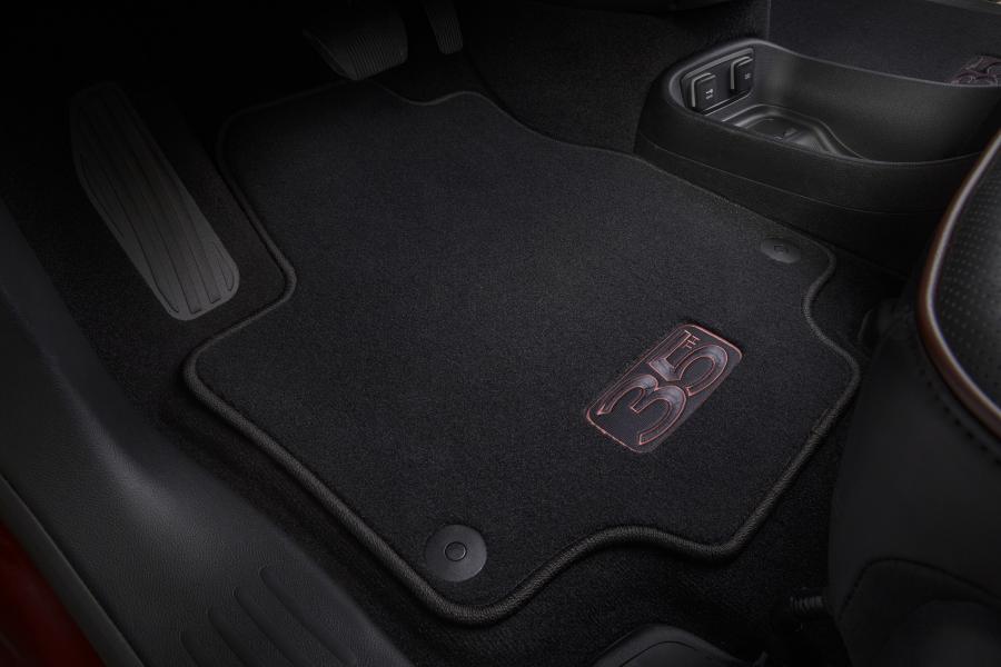 Детали интерьера Chrysler Pacifica Limited 35th Anniversary (RU) 2019 года  (фото 6 из 13)